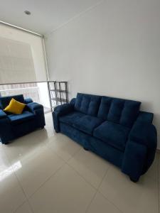 皮乌拉Acogedor Departamento 3 Hab Piura的客厅里一张蓝色的沙发