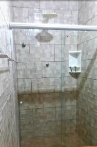 沙帕达-杜斯吉马朗伊斯POUSADA CASA AMARELA的浴室里设有玻璃门淋浴