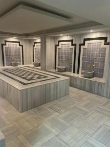 马赫姆拉Fully furnished 1+1 apartment in luxury complex Heaven Hills的带三个水槽和厕所的浴室的 ⁇ 染
