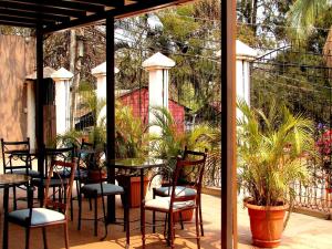 特古西加尔巴河景公寓式酒店的一个带桌椅和盆栽的庭院