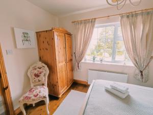 恩尼斯Tower View Lodge的一间卧室配有桌子、椅子和窗户