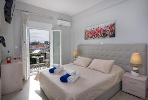 帕诺尔莫斯雷斯蒙Casa Di Kasapa的一间卧室配有一张大床和毛巾