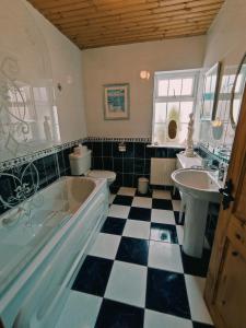 恩尼斯Tower View Lodge的带浴缸和盥洗盆的浴室