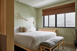 普莱西德湖Bluebird Lake Placid的一间卧室设有一张大床和一个窗户。