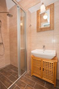 萨度拉德Apartments Orica I的一间带水槽和淋浴的浴室