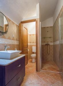 萨度拉德Apartments Orica I的一间带水槽和淋浴的浴室