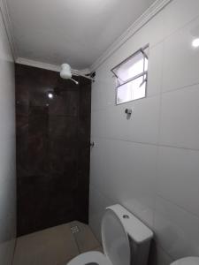 圣保罗Hotel cowboy Cidade Dutra的一间带卫生间、窗户和淋浴的浴室