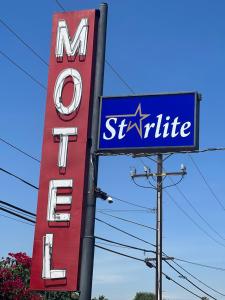 圣贝纳迪诺Starlite Motel的桑塔克鲁兹汽车旅馆的标志和汽车经销商的标志