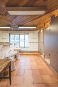 魁北克市Auberge de la paix的大型浴室设有两个水槽和两个卫生间
