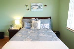 圣彼得堡Dolphin Bay in Boca Ciega Resort - 2BR, Pool, Bay View的一间卧室配有一张带蓝色棉被和枕头的床