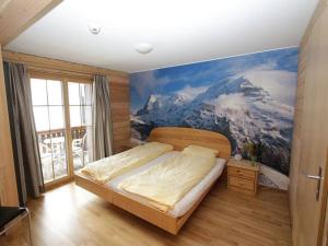 米伦Hotel Restaurant Sonnenberg的卧室的墙上挂有山壁画