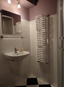 KrempnaHajstra的浴室配有盥洗盆和带镜子的淋浴