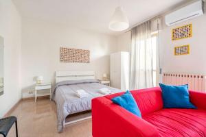 卡萨马西马Casa Vacanze Visit Puglia的客厅配有红色的沙发和床。