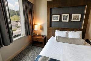 FairfieldLiberty Mountain Resort的酒店客房设有床和窗户。