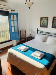 弗里希利亚纳Villa en Frigiliana con Piscina y Jacuzzi的一间卧室配有一张床,上面有两条毛巾