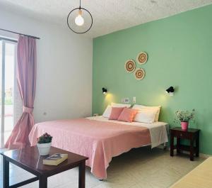 罗达奇诺Rodakino Βay的一间卧室配有一张带粉色毯子的大床
