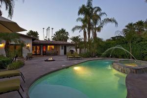 棕榈泉Poolside Terrace Permit# 1786的一座房子旁的院子内的游泳池