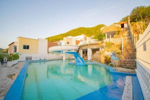 GairaAventureros 360 Alojamiento & Tours的一个带滑梯的游泳池和一个水上公园