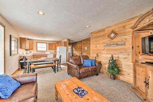 GhentSki-InandSki-Out Ghent Cabin with Mountain Views!的客厅配有皮革家具和桌子