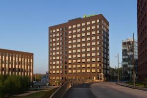 埃因霍温Holiday Inn - Eindhoven Airport, an IHG Hotel的城市街道上高大的建筑