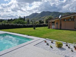 卡尔德杜Agriturismo Sa Jana Holidays - Adults Only的一个带游泳池和房子的后院