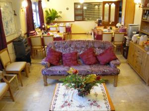 卡文福特维尔酒店的客厅配有沙发和桌子