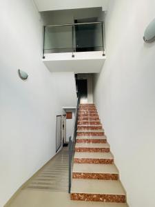 巴达洛纳Beach Apartment Artigas的一座带玻璃天花板的建筑中的楼梯