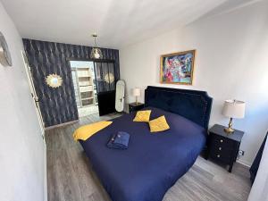 鲁昂SPACIEUX DUPLEX PRES DES QUAIS DE SEINE LINGE MAISON TOUT FOURNI PARKING GRATUIT bienvenue的一间卧室配有一张带黄色枕头的大型蓝色床