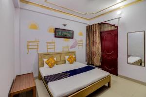 HasanganjJ C Guest House的一间卧室设有一张床和一扇红色的门