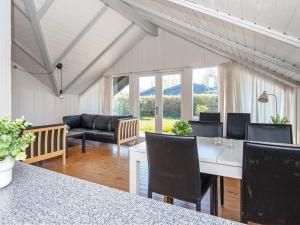 Holiday home Grenaa V的休息区