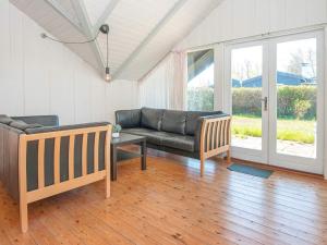 Holiday home Grenaa V的休息区