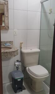 佩德罗莱奥波尔杜Pousada Morada dos Pássaros的一间带卫生间和玻璃淋浴间的浴室