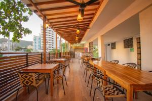 GairaAventureros 360 Alojamiento & Tours的餐厅的阳台上摆放着一排桌椅