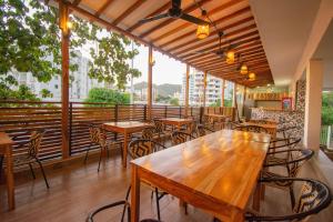 GairaAventureros 360 Alojamiento & Tours的餐厅设有木桌、椅子和大窗户。