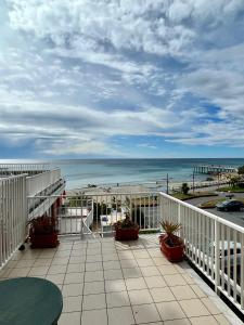 皮特拉利古Residence Stella Maris的享有海滩和海洋美景的阳台。