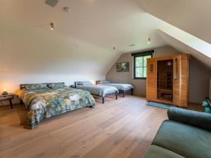 马尔德海姆Villa Meersen的阁楼卧室配有两张床和一张沙发