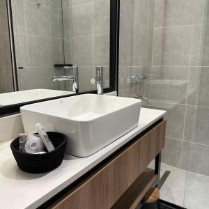 OlivaUrban Suites Oliva的浴室配有白色水槽和淋浴。