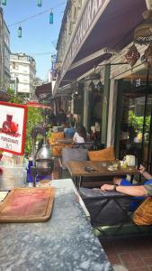 伊斯坦布尔Golden Sail Hotel Old City的餐厅设有桌子,而人们则坐在椅子上