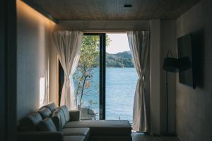 上天草ambit - Vacation STAY 99416v的带沙发和大窗户的客厅