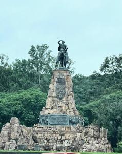 萨尔塔Lo de Chavela的男、女马雕像