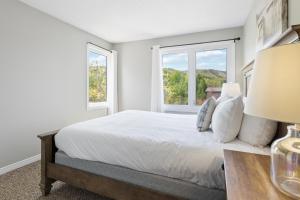 蓝山Mountain View Wintergreen Home 84140的一间白色卧室,配有床和2个窗户