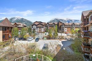 坎莫尔⭐️ Luxury Mountain View Studio in Canmore ⭐️的公寓大楼设有停车场和山脉。