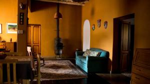 奇莱西托finca el Rincón的客厅设有蓝色的沙发和黄色的墙壁。