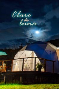 瓜塔维塔Glamping Claro de Luna的夜晚在田野里的一个大型圆顶帐篷