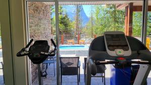 坎莫尔⭐️ Luxury Mountain View Studio in Canmore ⭐️的窗户旁的健身房,有两台机器
