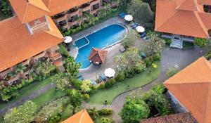 库塔Adi Dharma Hotel Kuta的享有带游泳池的度假村的空中景致