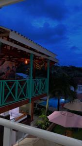 圣安德烈斯Apartamentos Isla Tropical的夜间从度假村的阳台欣赏风景