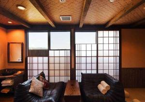 MiyajiTsuruya / Vacation STAY 59065的客厅配有真皮沙发和桌子