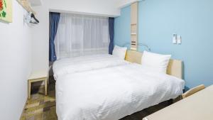 京都东横酒店京都二条城的蓝色墙壁客房的两张床