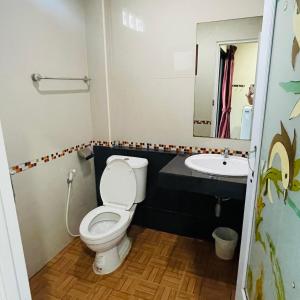 乌隆他尼ดาระณี เพลส的一间带卫生间和水槽的浴室